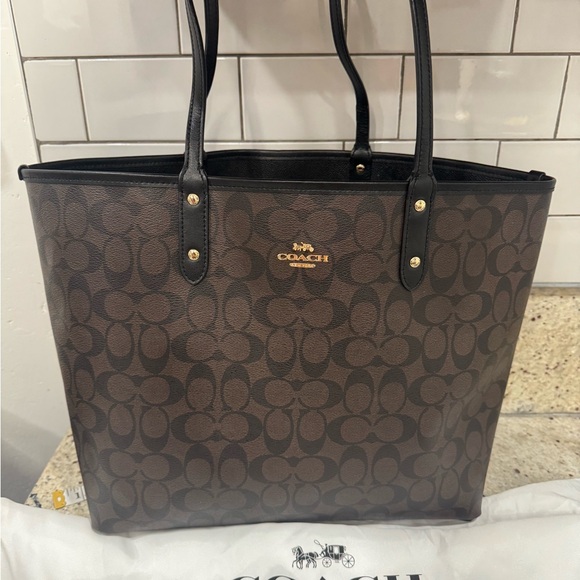 Coach Brown Signature Tote Bag comes with dust bag - Picture 1 of 8